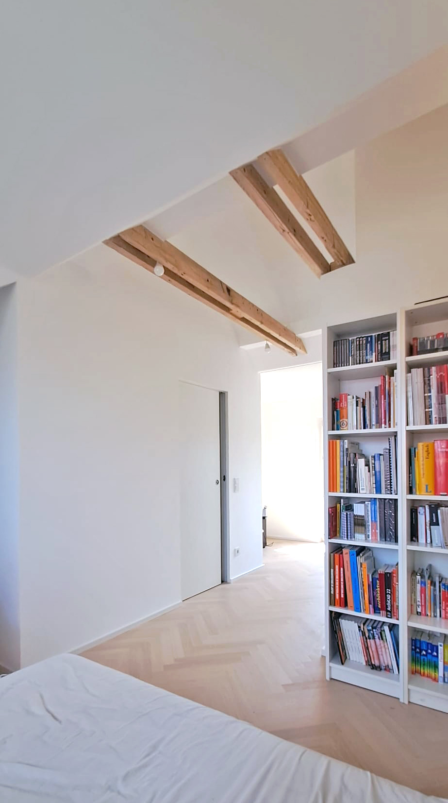 Umbau Siedlungshaus Meidling, Dachgeschoss, Schlafzimmer, Blick auf Bad